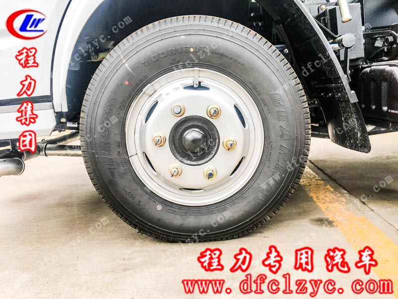 湖北程力專用汽車(chē)有限公司生產(chǎn)的5方東風(fēng)小多利卡灑水車(chē)輪胎